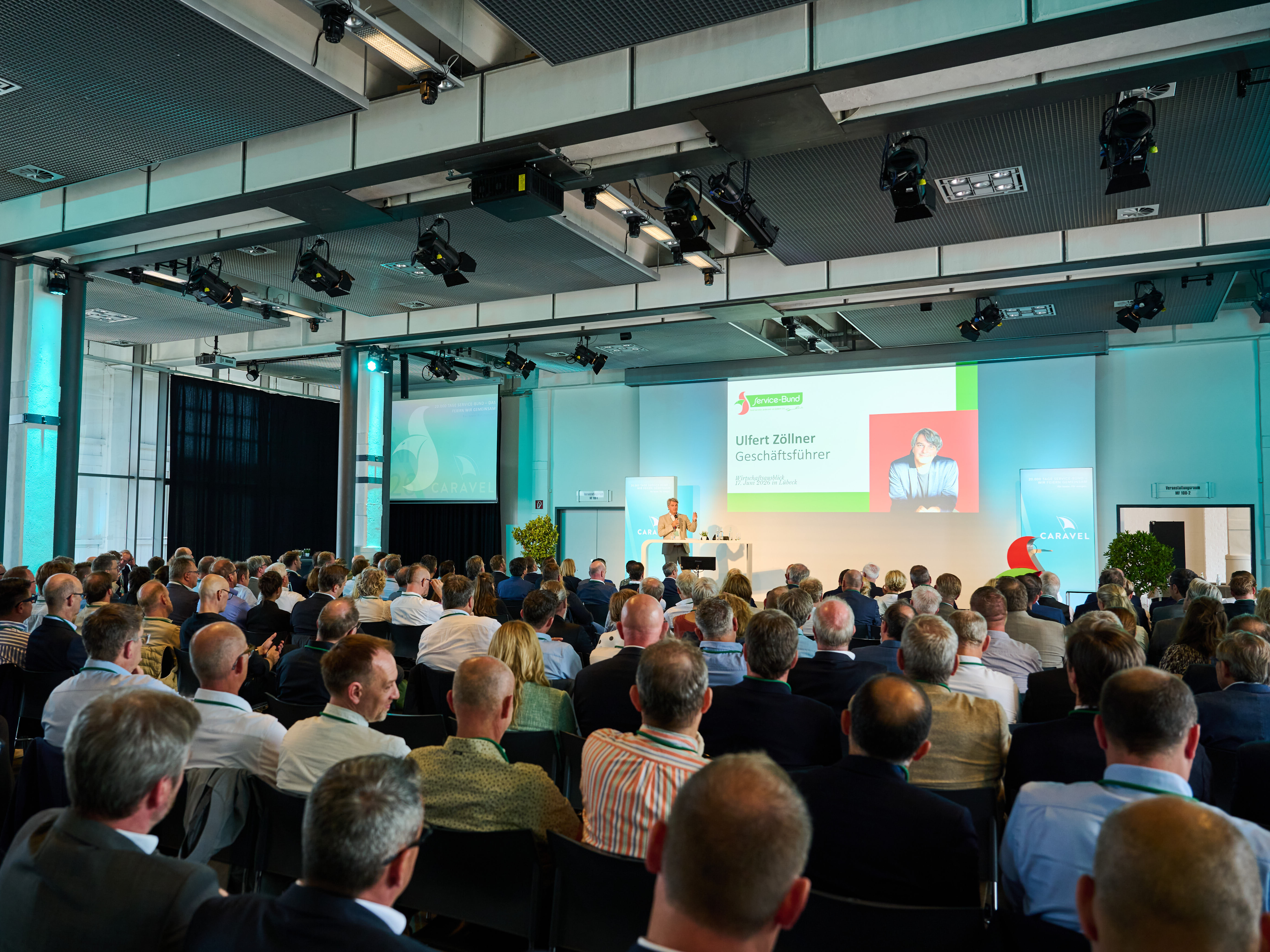 Gemeinsam mit Mitarbeitenden, Gesellschafterinnen und Gesellschafter der Service-Bund Unternehmen sowie Kooperationspartnern und Lieferanten traf man sich am 17. Juni 2026 in Lübeck, um 20.000 Tage Service-Bund zu feiern.