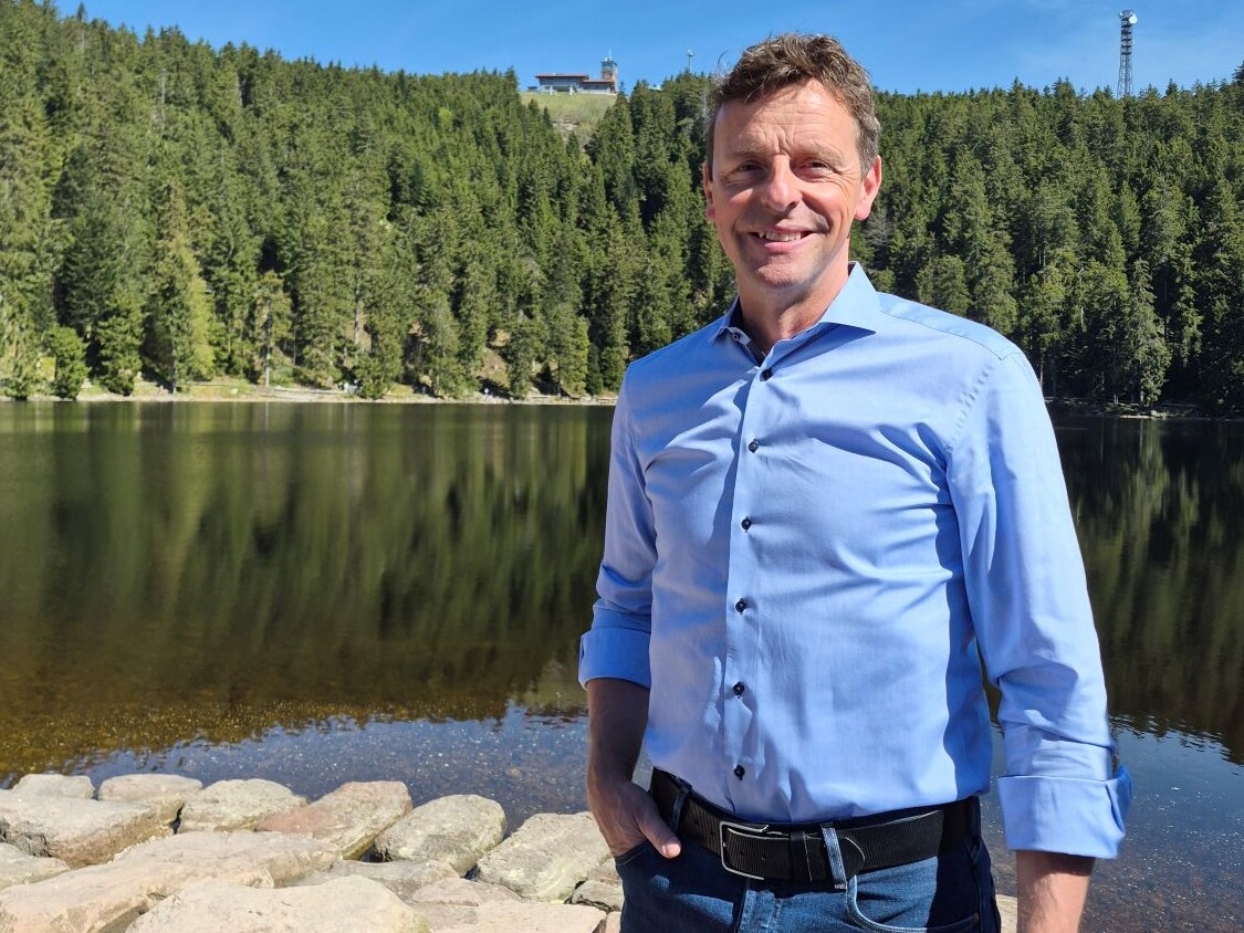 Kuckucksuhren, Schwarzwälder Kirschtorte und Nadelbäume, soweit das Auge reicht – mehr Schwarzwald als am Mummelsee geht nicht. Das spürt man nicht nur im großen Souvenirshop, auch in der Landschaft, im sagenumwobenen See und im urigen Berghotel.