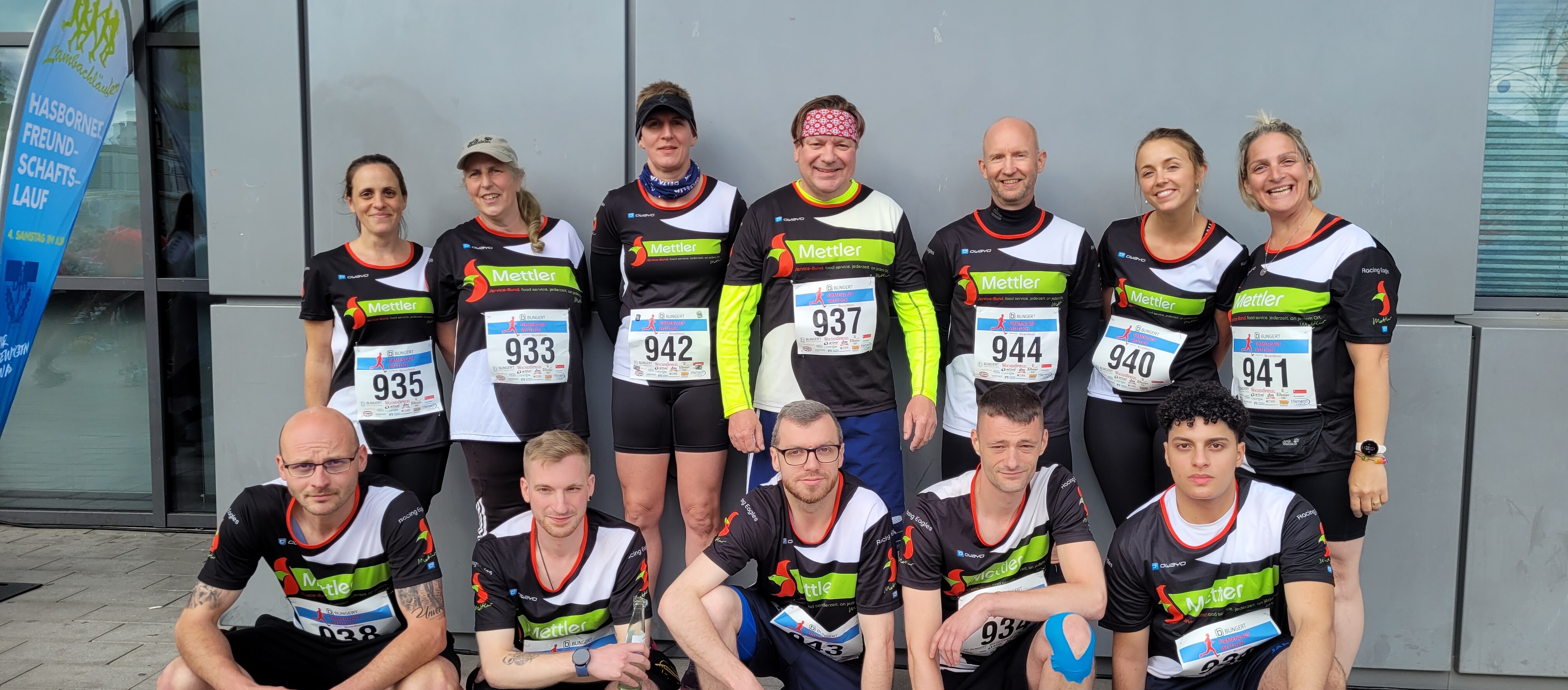 Team Mettler Service-Bund Teilnehmende beim Bungert Firmenlauf in Wittlich im Juni 2026 Eine Gruppe von Menschen posiert lächelnd für ein Foto.