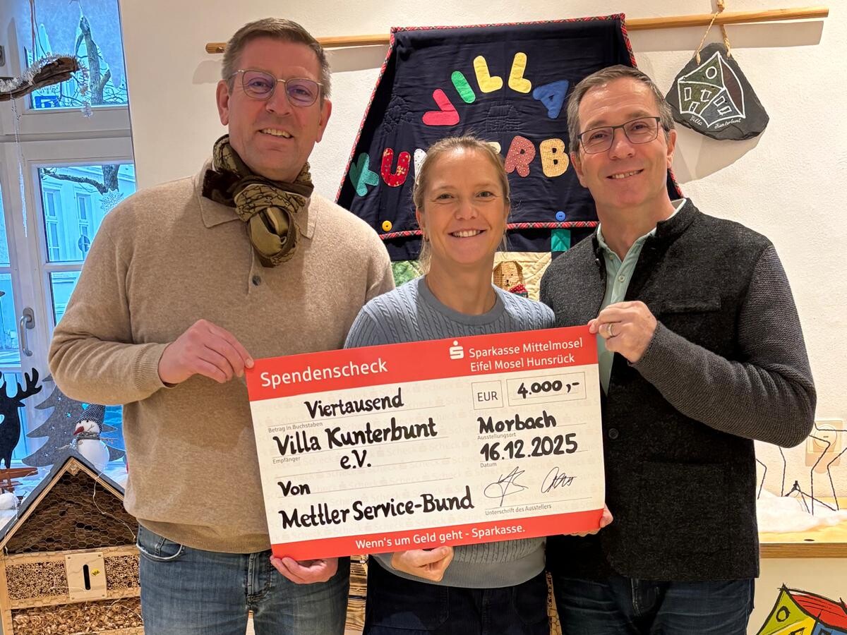 Eine Gruppe von Menschen hält ein Schild.