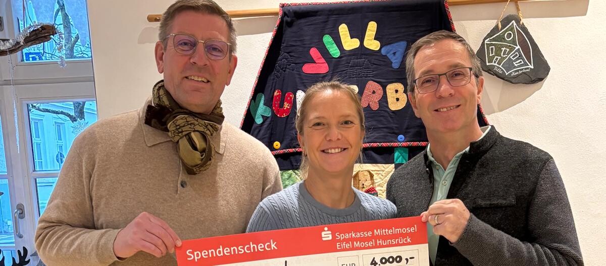 Eine Gruppe von Menschen hält ein Schild.