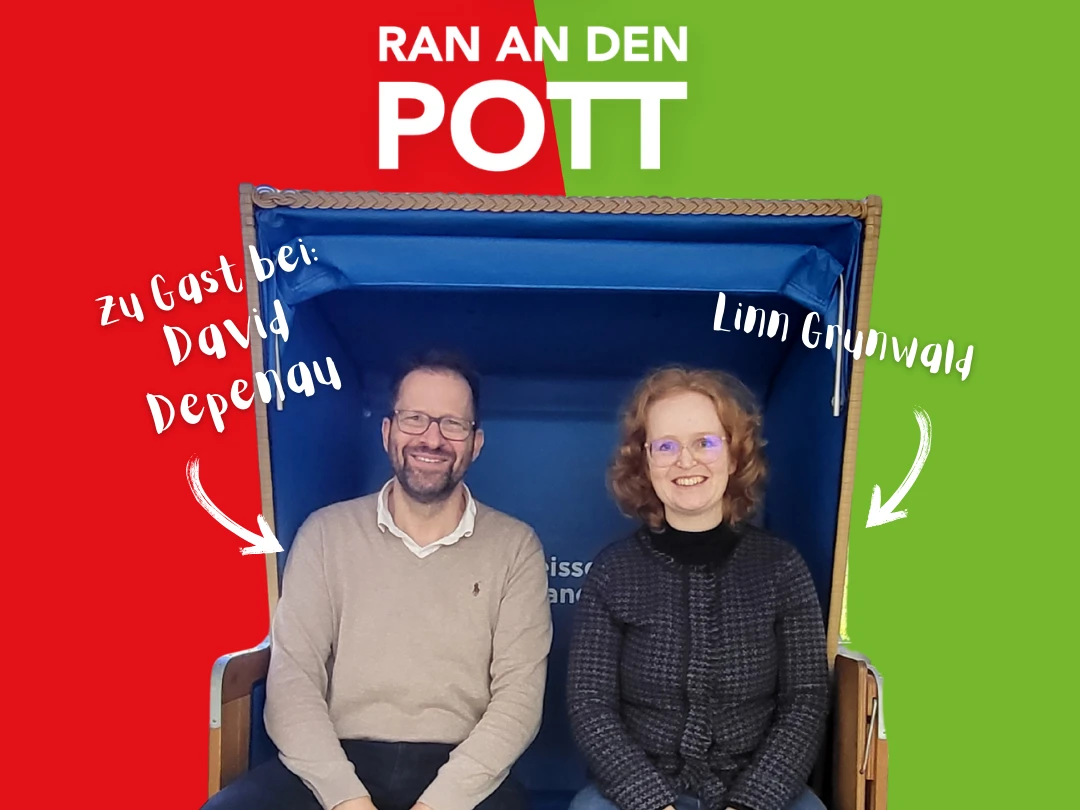 Ein Mann und eine Frau sitzen lächelnd in einem Strandkorb.