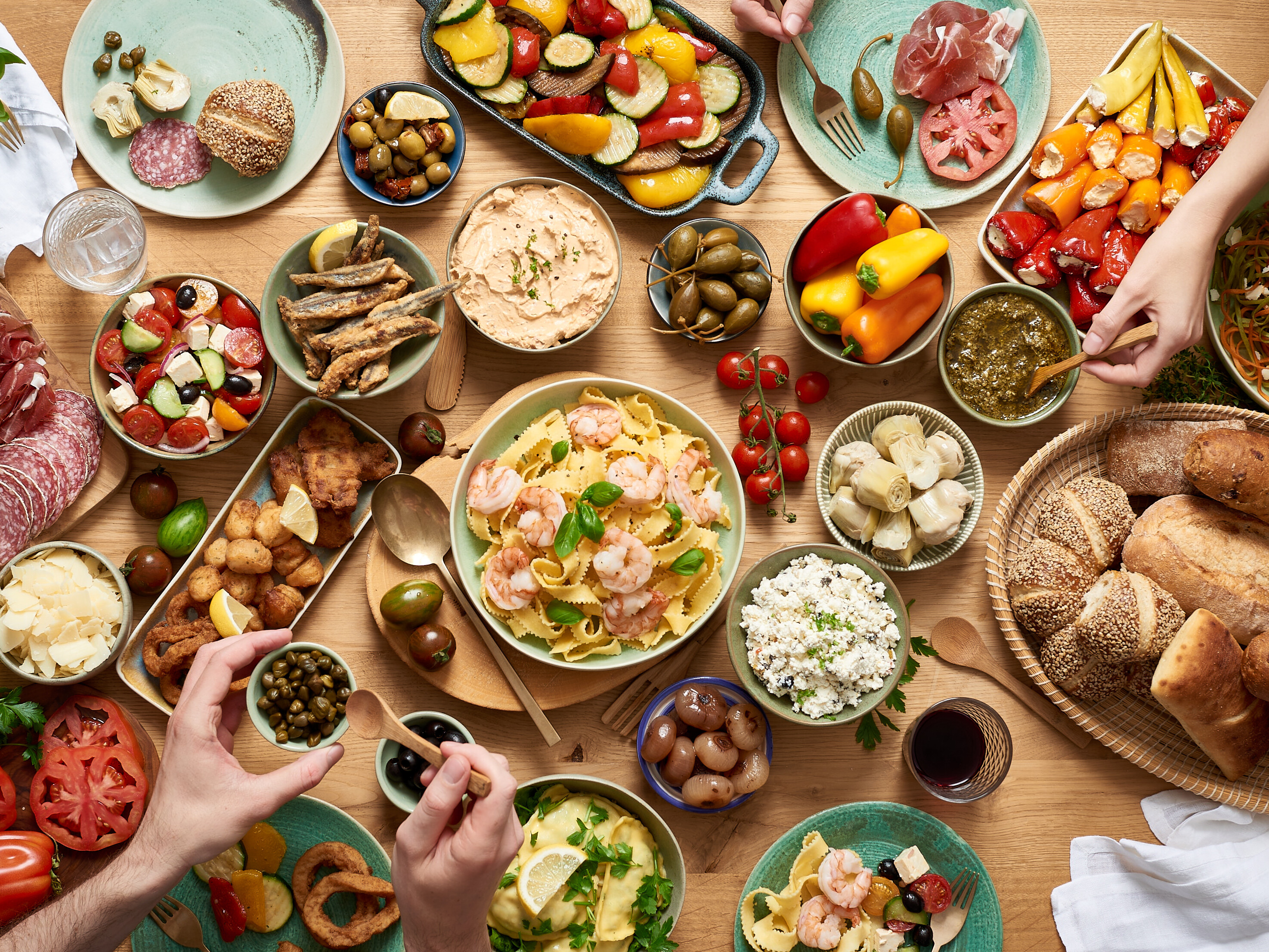 Ein Tisch voller verschiedener mediterraner Speisen und Delikatessen.