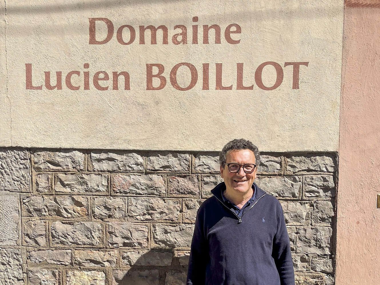 Wein und Essen ergeben zusammen mehr als die Summe ihrer Teile, vorausgesetzt sie sind gut aufeinander abgestimmt. Die richtige Kombination hebt Aromen hervor, gleicht Kontraste aus und gibt einem Gericht eine zweite Ebene. Dahinter steckt keine reine Geschmackssache, sondern nachvollziehbare Sensorik. Bestimmte Inhaltsstoffe im Wein reagieren mit bestimmten Inhaltsstoffen der Speise. In den folgenden Tipps gibt Sommelière Maja Kirsch einen Überblick, wie Wein und Speisen zusammenfinden.